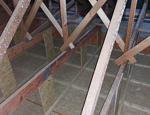 Zateplení novostavby řadového domu pomocí foukané izolace